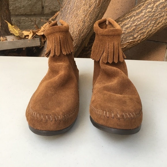 NEW Minnetonka Fringe Back Zip Bootie Brown - Picture 4 of 7